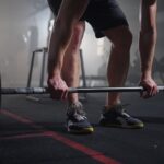 Trening sa šipkom u teretani, fokus na stabilne patike za dizanje tegova