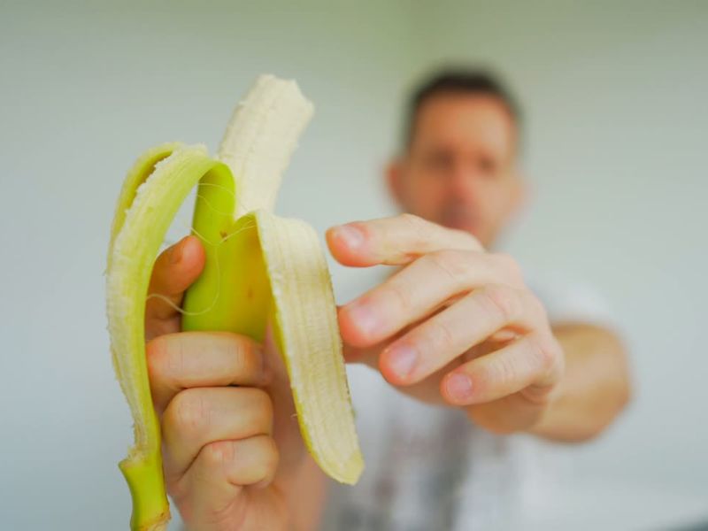 momak povlači koru sa banane
