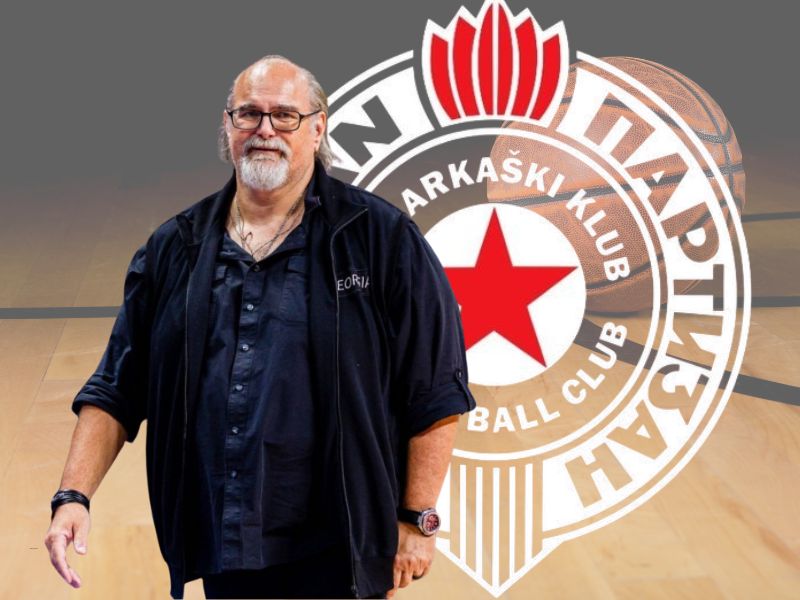 Aleksandar Džikić, kk partizan grb i košarkaški teren u pozadini