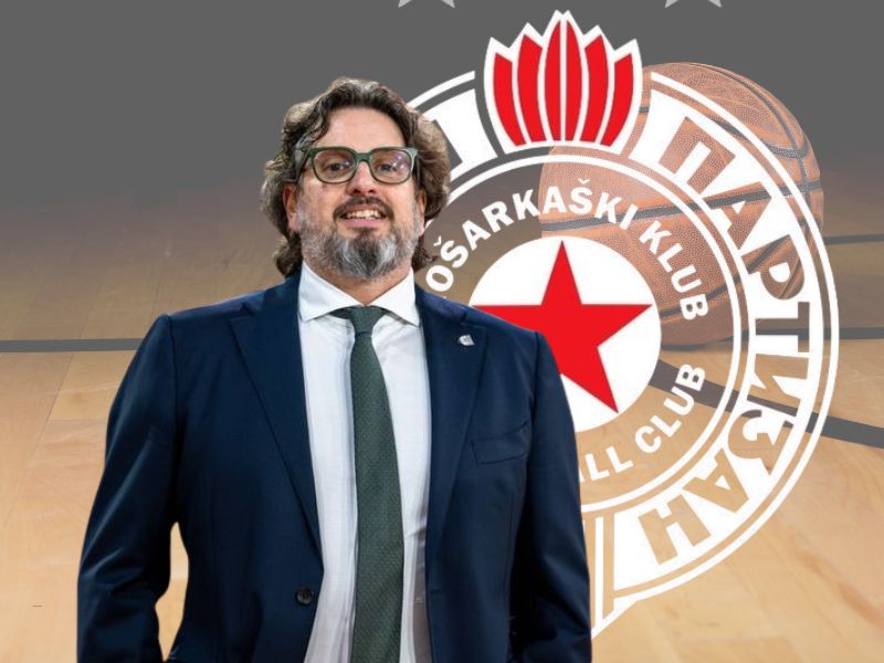 Andrea Trinkijeri, grb kk partizan i košarkaški teren u pozadini