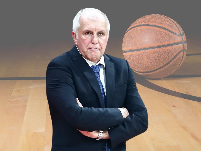 Prikaz košarkaškog terena sa loptom i Željko Obradović