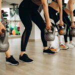 prikaz devojaka sa buฤicama u rukama na grupnom treningu