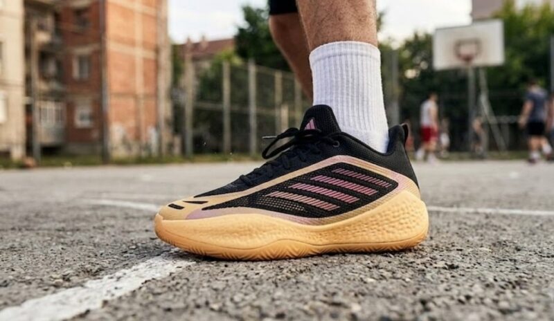 Crno narandžaste patike Adidas Believe That 1 za basket na betonu