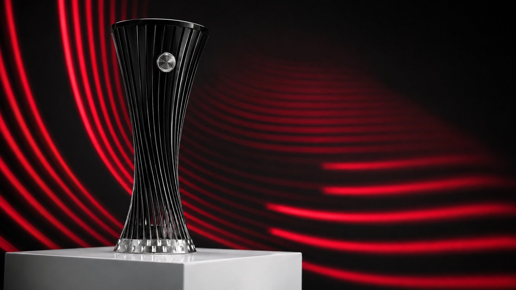 Trofej UEFA Lige konferencija izložen na postolju uz crveno-crnu pozadinu.